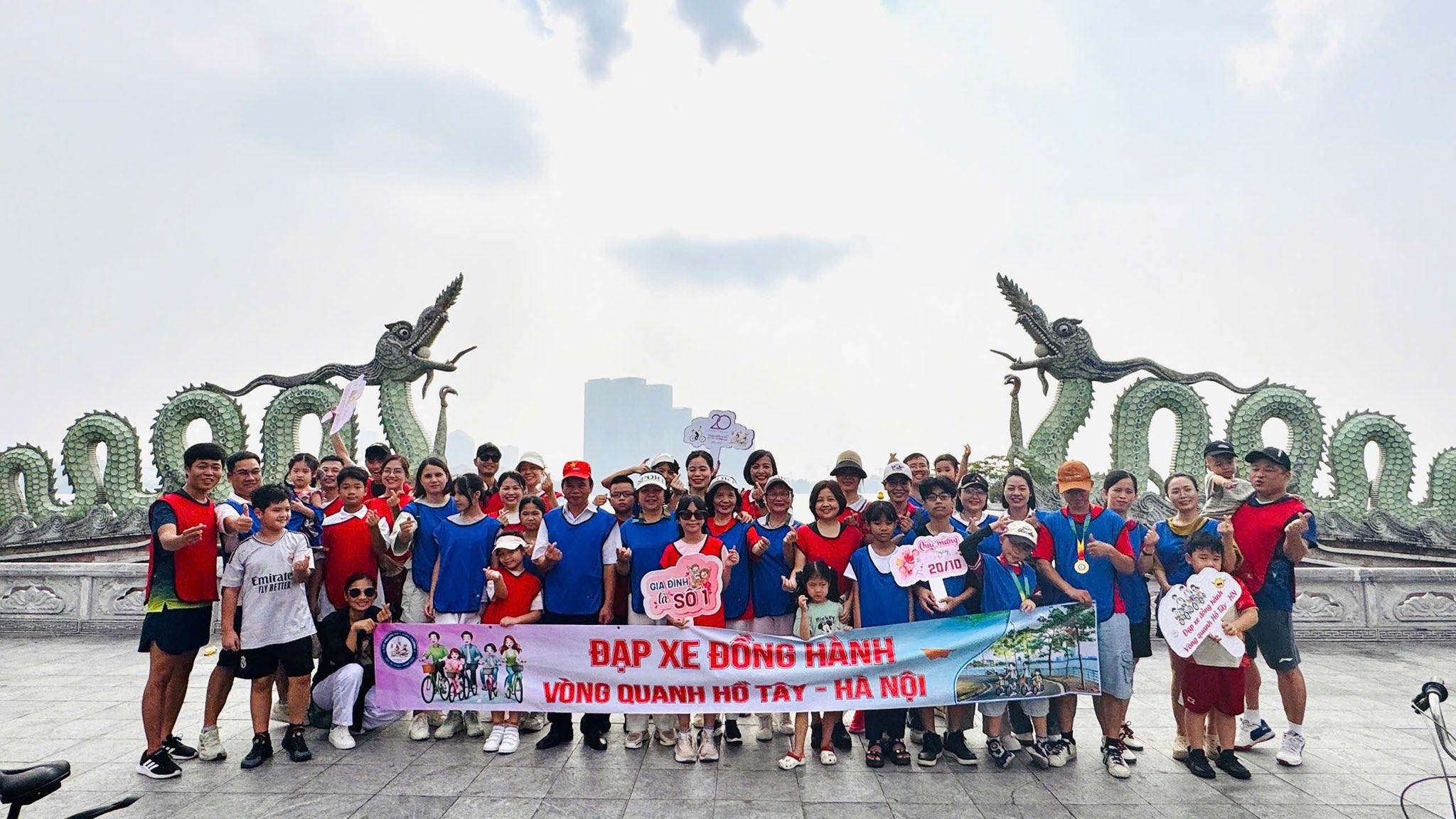 Đạp xe đồng hành vòng quanh Hồ Tây