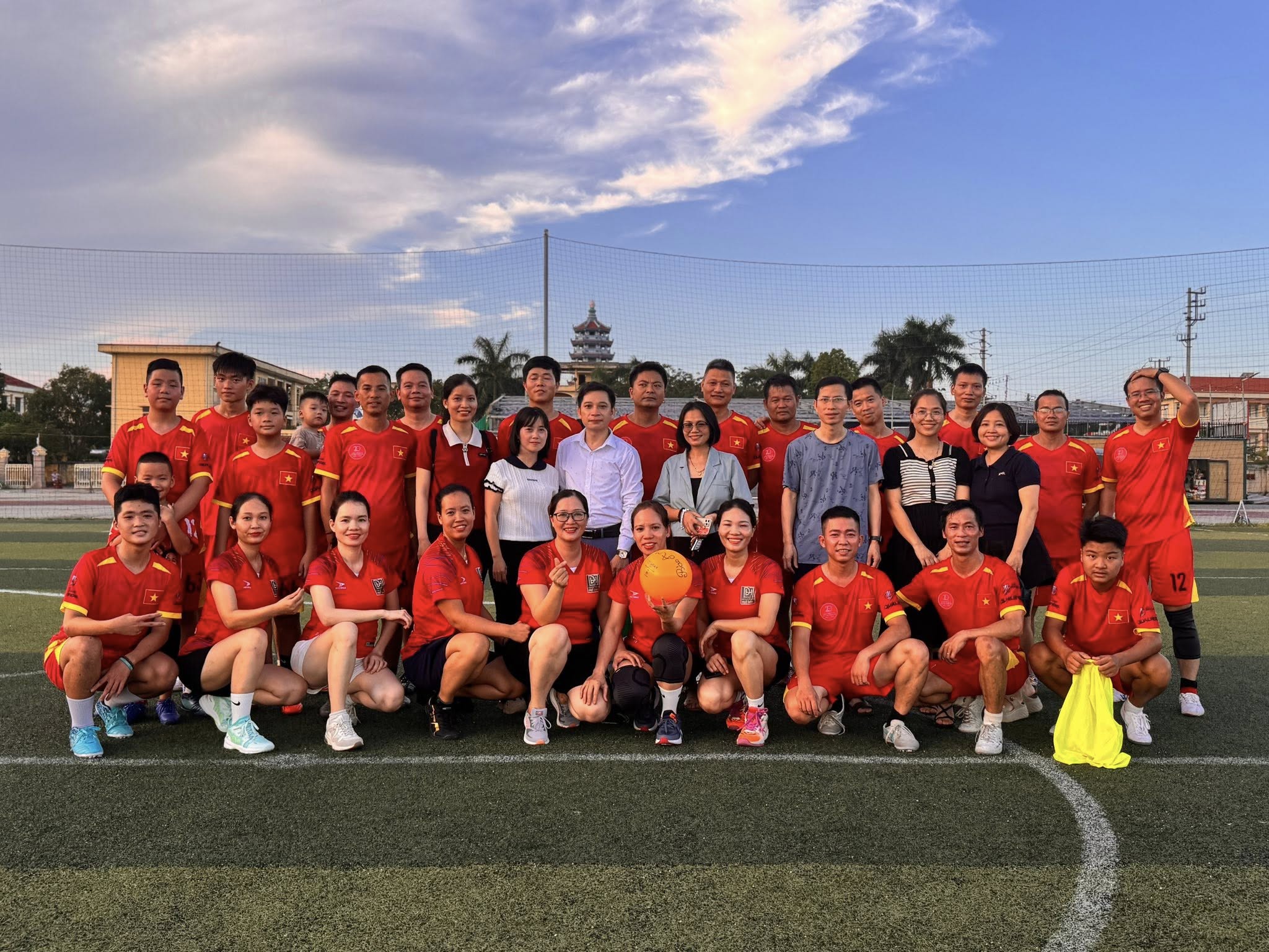 Giao hữu bóng đá tại Xuân Trường